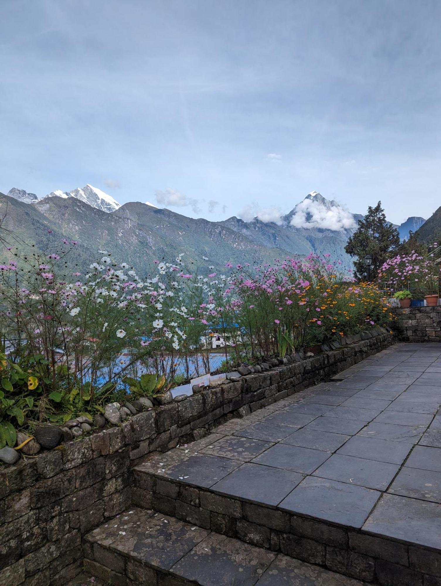 Lukla Himalaya Lodge Екстер'єр фото